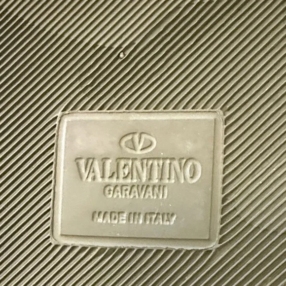 Valentino Garavani Olive Embossed Logo - Picture 2 of 4